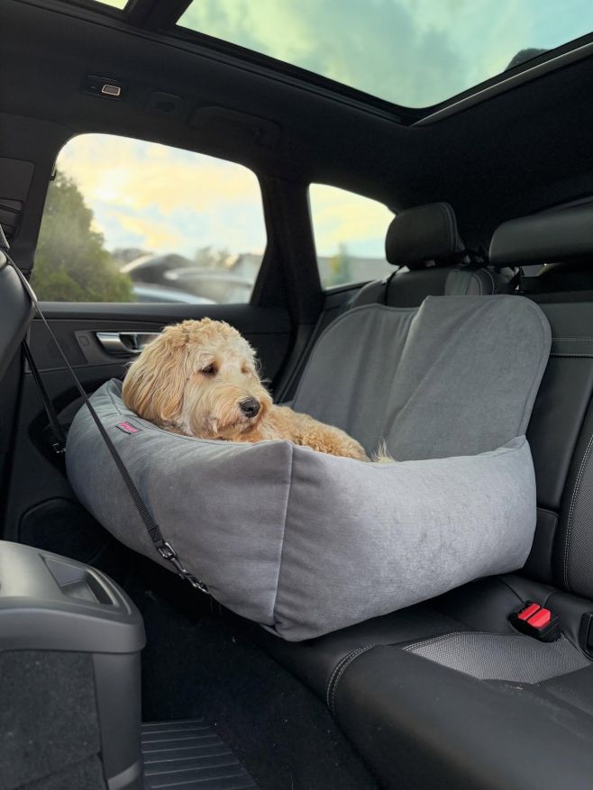 Autosedačka LUSO 🚙 Vylepšené provedení • nově popruh s karabinkou, který přichytíte za přední sedadlo Tím přední díl...